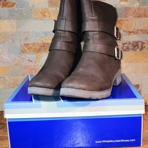 White Mountain Chasty Black Waxy Suedette Ankle Boots • Size 9  / Width-M .